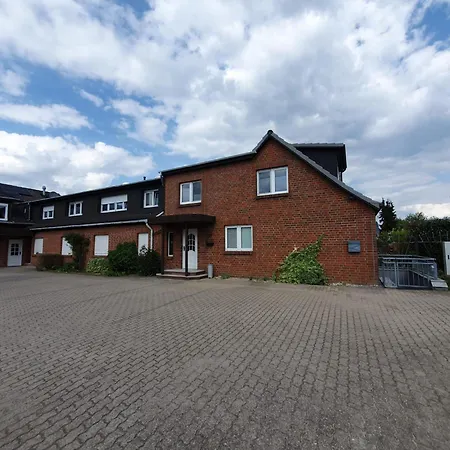 Neumühler Hof Stefan Bietet 4 Schlafzimmer Und 4 Bäder , Eine Große Badewanne Und Großer Terrasse Zum Garten, Kostenfreie Parkmöglichkeiten *